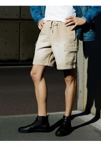 Sinsay - Szorty jeansowe z kieszeniami cargo - kremowy. Kolor: kremowy. Materiał: jeans