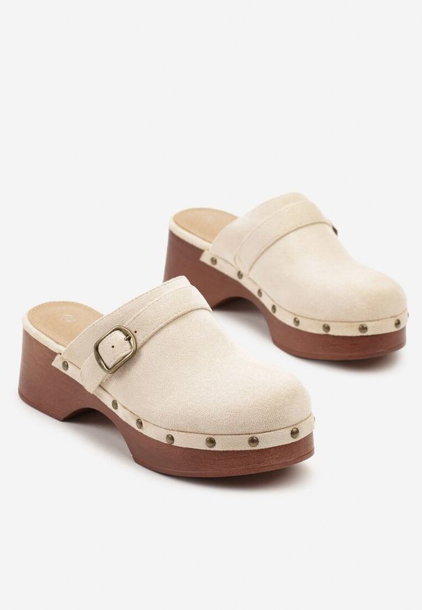 Born2be - Beżowe Klapki w Stylu Chodaków z Klamrami Galitelia. Okazja: na co dzień, na spacer. Kolor: beżowy. Sezon: lato, wiosna. Obcas: na obcasie. Styl: elegancki, casual. Wysokość obcasa: średni