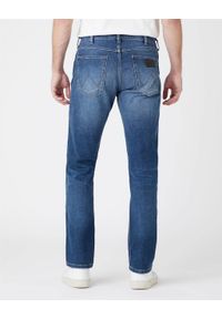 Wrangler - WRANGLER GREENSBORO MĘSKIE SPODNIE JEANSOWE BLUE SWEEP W15Q28294