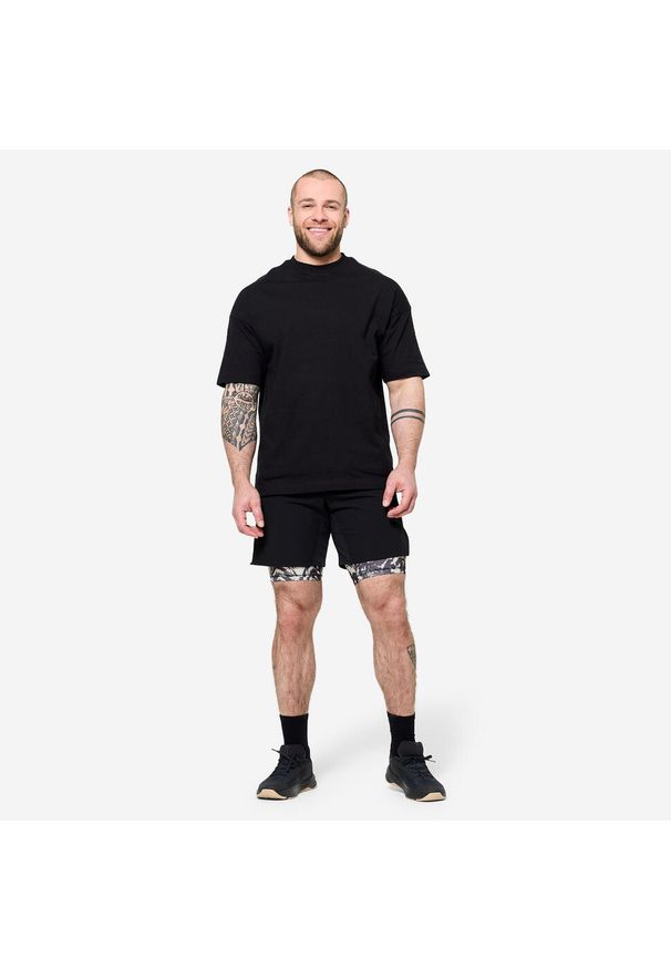 DOMYOS - Koszulka z krótkim rękawem męska Domyos Gym & Pilates. Kolor: beżowy, wielokolorowy, czarny. Materiał: tkanina, elastan, prążkowany, bawełna, materiał. Długość rękawa: krótki rękaw. Długość: krótkie. Sport: joga i pilates