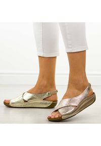 Złote skórzane sandały damskie T.Sokolski 670. Okazja: na spacer, na co dzień. Kolor: złoty. Materiał: skóra. Sezon: wiosna, lato. Styl: casual, klasyczny #1