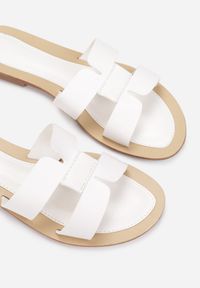 Renee - Białe Klapki Anastias. Nosek buta: okrągły. Kolor: biały. Wzór: aplikacja. Obcas: na obcasie. Wysokość obcasa: niski #2