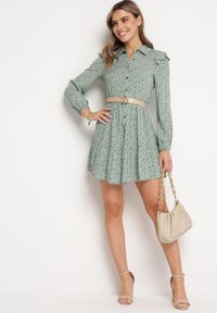 Born2be - Zielona Rozkloszowana Sukienka Mini w Kwiaty z Falbankami na Ramionach Lorean. Okazja: na spacer, na imprezę. Typ kołnierza: kołnierz z falbankami. Kolor: zielony. Materiał: materiał. Wzór: kwiaty. Sezon: lato. Styl: elegancki. Długość: mini #5