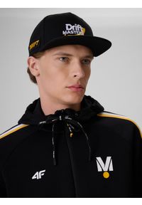 4f - 4F Czapka z daszkiem snapback uniseks 4F x Drift Masters - czarna S/M. Kolor: czarny. Materiał: bawełna, materiał. Wzór: aplikacja, haft. Styl: street, casual, sportowy, klasyczny #1