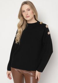 Born2be - Czarny Sweter Ozdobiony Metalicznymi Guzikami Amentia. Typ kołnierza: golf. Kolor: czarny. Materiał: jeans. Wzór: aplikacja. Styl: klasyczny