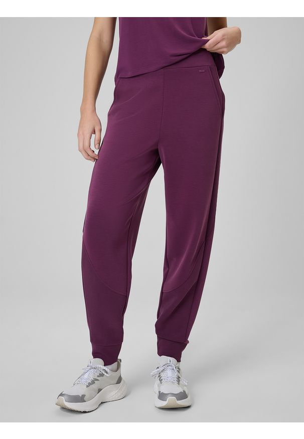 4f - 4F Spodnie dresowe z modalem joggery damskie - fioletowe XL. Stan: podwyższony. Kolor: czerwony. Materiał: dresówka. Długość: do kostek. Wzór: gładki