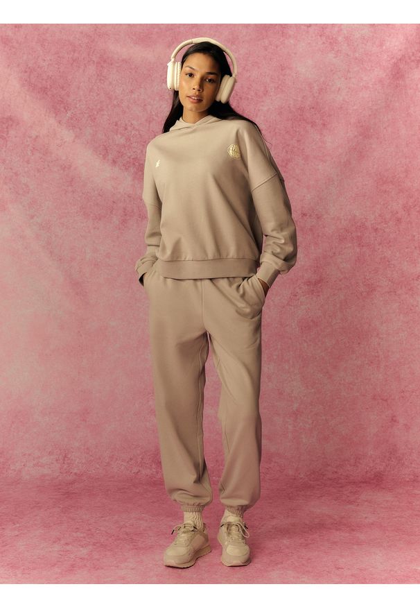 4f - 4F Bluza dresowa oversize z kapturem damska - szara M. Okazja: na co dzień. Typ kołnierza: kaptur. Kolor: szary. Materiał: dresówka. Długość: długie. Styl: sportowy, casual