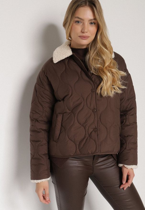 Born2be - Brązowa Koszulowa Kurtka Pikowana z Futerkowym Kołnierzem Seruna. Okazja: na spacer. Typ kołnierza: golf. Kolor: brązowy. Materiał: dzianina, jeans. Styl: klasyczny