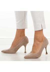 Beżowe zamsz Polskie szpilki damskie Suzana 2201. Kolor: beżowy. Materiał: zamsz. Szerokość cholewki: normalna. Sezon: wiosna, lato, jesień. Obcas: na szpilce. Styl: wizytowy, klasyczny, elegancki. Wysokość obcasa: średni #1