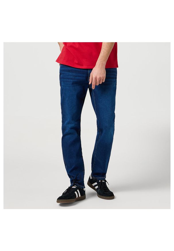 Wrangler - WRANGLER MĘSKIE SPODNIE JEANSOWE WRANGLER LARSTON VINTAGE STORM 112368466. Styl: vintage