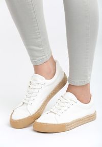 Born2be - Białe Trampki International Love. Nosek buta: okrągły. Zapięcie: sznurówki. Kolor: biały. Materiał: jeans, materiał. Szerokość cholewki: normalna. Wzór: gładki. Styl: klasyczny