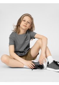 4F JUNIOR - Spodenki casual chłopięce. Okazja: na co dzień. Kolor: beżowy. Materiał: elastan, bawełna, tkanina. Długość: krótkie. Sezon: wiosna. Styl: casual