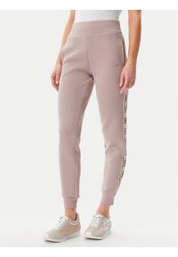 Guess Spodnie dresowe V2YB15 KB3P2 Beżowy Regular Fit. Kolor: beżowy. Materiał: bawełna #1