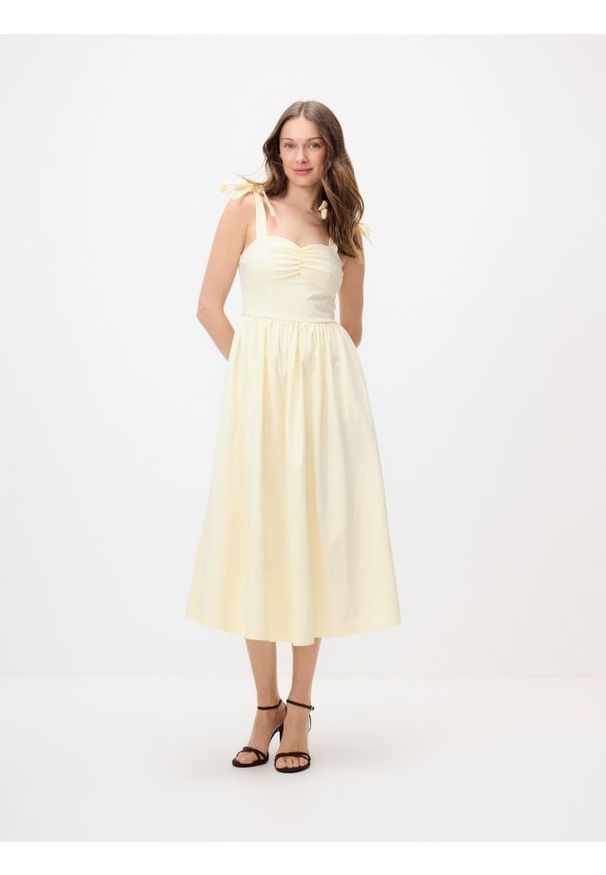 Reserved - Sukienka midi z wiązaniem - jasnożółty. Kolor: żółty. Materiał: tkanina. Długość: midi