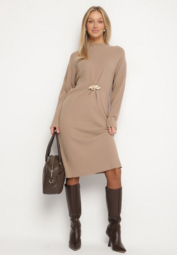 Born2be - Beżowa Sweterkowa Sukienka z Wiskozą i Broszką Tinarrea. Okazja: do pracy, na spacer. Kolor: beżowy. Materiał: wiskoza. Wzór: aplikacja. Typ sukienki: sportowe. Styl: klasyczny, sportowy