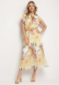 Born2be - Żółta Sukienka o Rozkloszowanym Kroju z Wiązaniem przy Dekolcie i Paskiem Sorilina. Okazja: na co dzień. Kolor: żółty. Długość rękawa: krótki rękaw. Wzór: kwiaty. Styl: casual, elegancki #1
