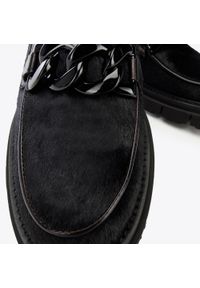 Wittchen - Damskie mokasyny skórzane z włosiem z grubym łańcuchem czarne. Zapięcie: bez zapięcia. Kolor: czarny. Materiał: skóra. Wzór: gładki. Obcas: na platformie. Styl: klasyczny, elegancki #6