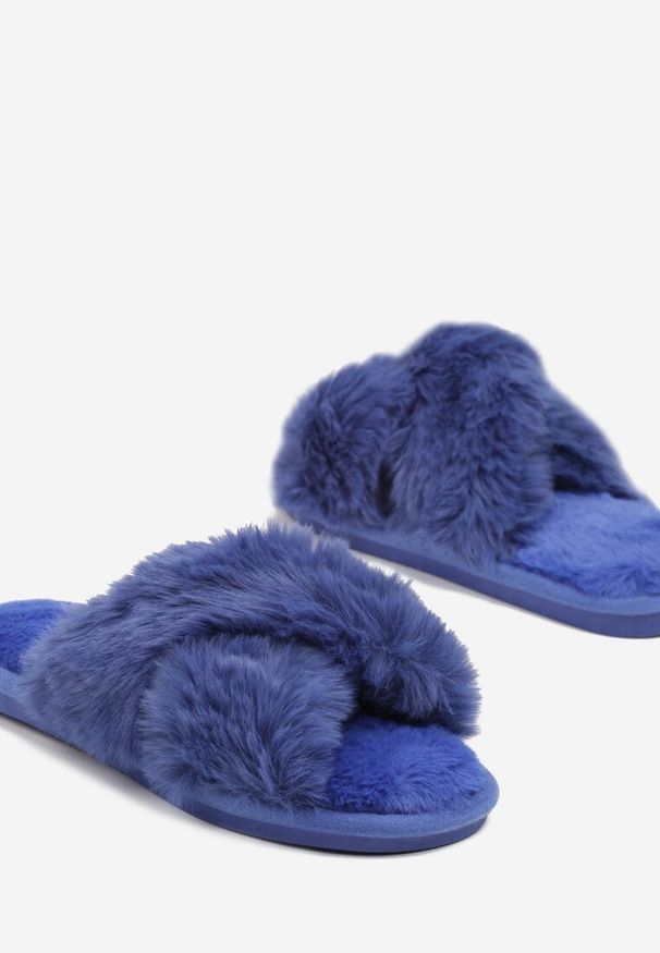 Renee - Niebieskie Kapcie Vices z Futerka ze Skrzyżowanymi Paskami Selanthra. Okazja: do domu. Zapięcie: pasek. Kolor: niebieski. Materiał: futro. Wzór: paski. Obcas: na płaskiej podeszwie. Styl: elegancki