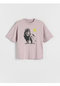 Reserved - T-shirt oversize z nadrukiem - jasnofioletowy. Kolor: fioletowy. Materiał: dzianina, bawełna. Wzór: nadruk