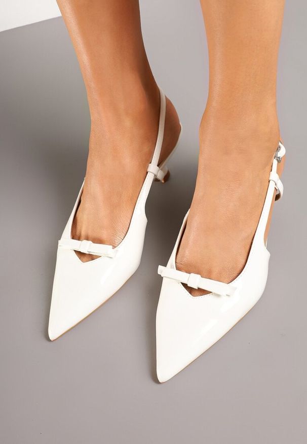 Renee - Białe Sandały Lakierowane na Kaczuszce Typu Slingback z Kokardą Nonarilin. Okazja: na co dzień. Zapięcie: sprzączka. Kolor: biały. Materiał: lakier. Sezon: lato. Obcas: na szpilce. Styl: wizytowy, casual, elegancki. Wysokość obcasa: średni