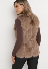 Born2be - Ciemnobeżowa Kamizelka Futrzana z Wstawkami z Ekoskóry Batliewa. Kolor: beżowy. Materiał: futro. Wzór: aplikacja #5