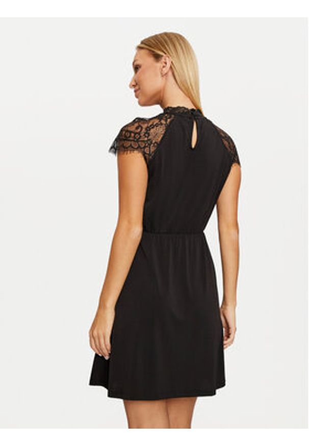 Vero Moda Sukienka koktajlowa Milla 10319974 Czarny Standard Fit. Kolor: czarny. Materiał: syntetyk. Styl: wizytowy