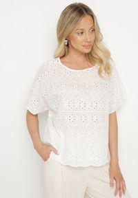 Born2be - Biała Ażurowa Bluzka z Bawełny Volleira. Okazja: na co dzień. Kolor: biały. Materiał: bawełna. Wzór: ażurowy. Styl: casual, elegancki #5