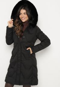 Born2be - Czarna Kurtka Pikowana o Długim Fasonie z Kapturem i Futrem Vertizola. Okazja: na spacer, na co dzień. Typ kołnierza: kaptur. Kolor: czarny. Materiał: futro. Długość: długie. Styl: casual, elegancki #1