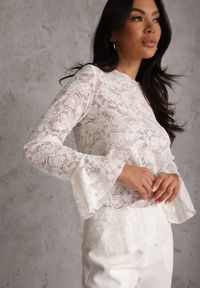 Renee - Beżowy Bluzka z Koronki Ozdobiona Rozkloszowanymi Rękawami i Falbanką na Dole Sanovia. Okazja: na co dzień. Kolor: beżowy. Materiał: koronka. Wzór: aplikacja, koronka. Styl: elegancki, casual #1