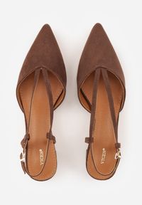 Renee - Brązowe Czółenka Slingback VICES z Imitacji Zamszu na Klockowym Obcasie Adophaia. Zapięcie: pasek. Kolor: brązowy. Materiał: zamsz. Obcas: na obcasie. Styl: boho, elegancki. Wysokość obcasa: średni #7