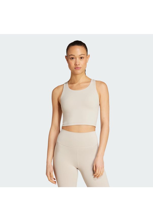 Adidas - Top z wbudowanym biustonoszem o średnim wsparciu adidas All Me. Kolor: beżowy. Materiał: materiał. Sport: joga i pilates