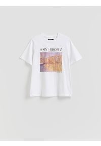 Reserved - T-shirt z połyskującym nadrukiem - biały. Kolor: biały. Materiał: dzianina, bawełna. Wzór: nadruk