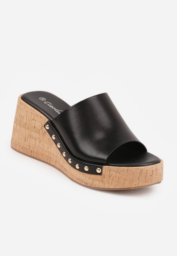 Renee - Czarne Klapki na Korkowej Platformie i Koturnie z Nitami Aezira. Okazja: na co dzień. Kolor: czarny. Materiał: jeans. Obcas: na koturnie. Styl: casual, elegancki