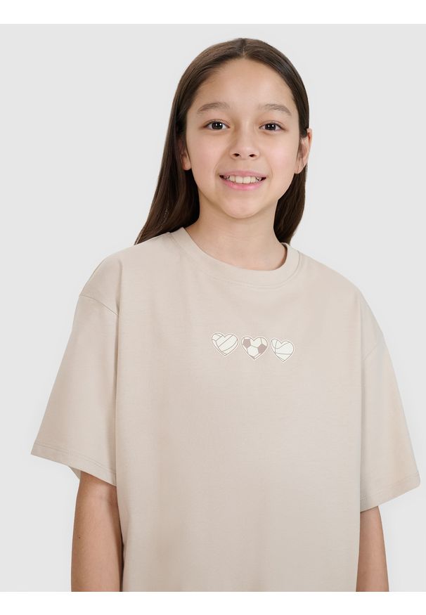 4f - 4F T-shirt oversize z nadrukiem dziewczęcy - beżowy 146 (10-11 lat). Okazja: na co dzień. Kolor: beżowy. Materiał: bawełna, materiał, jersey. Długość rękawa: krótki rękaw. Długość: krótkie. Wzór: nadruk. Sezon: lato. Styl: klasyczny, casual, sportowy, elegancki