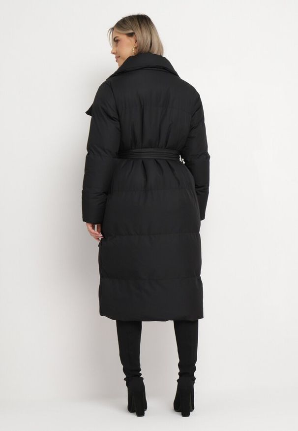 Born2be - Czarna Kurtka Długa Pikowana z Wiązanym Paskiem Clysa. Okazja: na co dzień, na spacer. Kolor: czarny. Materiał: jeans. Długość: długie. Sezon: jesień. Styl: casual, elegancki