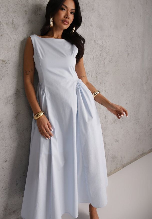 Renee - Jasnoniebieska Rozkloszowana Sukienka Koktajlowa z Bawełny z Dekoltem Łódką i Kieszeniami Fanilra. Okazja: na studniówkę, na ślub cywilny, na wesele. Typ kołnierza: dekolt w łódkę. Kolor: niebieski. Materiał: bawełna. Styl: wizytowy