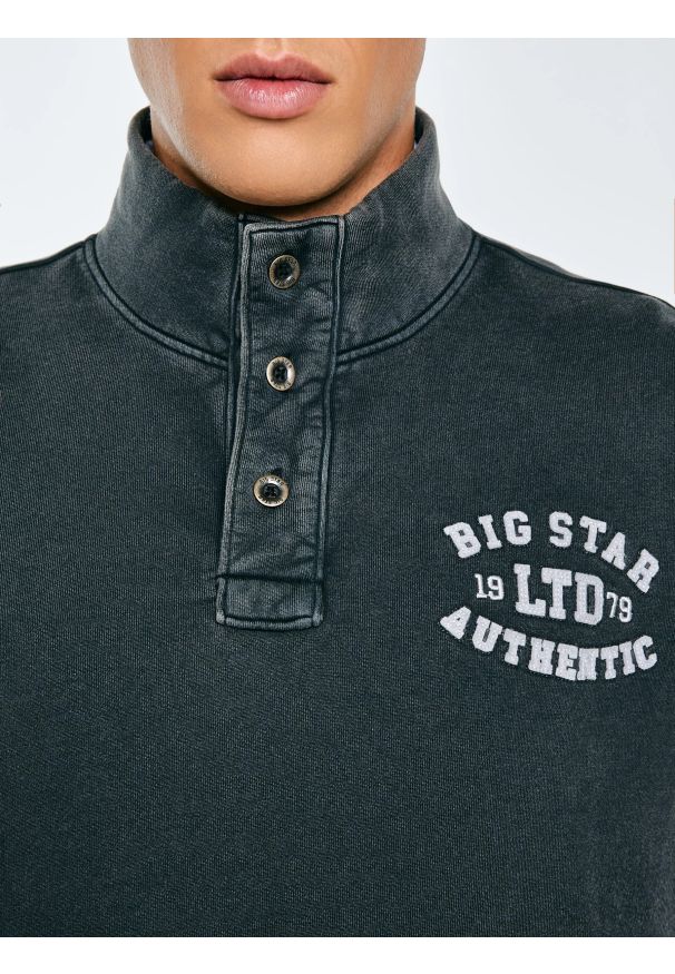 Big-Star - Bluza męska ze stójką czarna Julian 906. Typ kołnierza: kołnierzyk stójkowy. Kolor: czarny. Materiał: jeans, dzianina. Wzór: aplikacja, ze splotem. Styl: sportowy, elegancki
