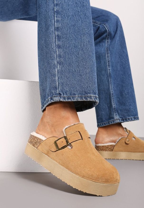 Born2be - Brązowe Klapki na Grubej Podeszwie z Futerkiem i Klamrą Sinilith. Okazja: na co dzień. Kolor: brązowy. Materiał: futro. Styl: elegancki, casual