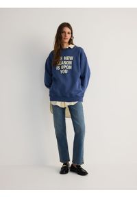Reserved - Bluza z nadrukiem - granatowy. Kolor: niebieski. Materiał: dzianina, bawełna. Wzór: nadruk