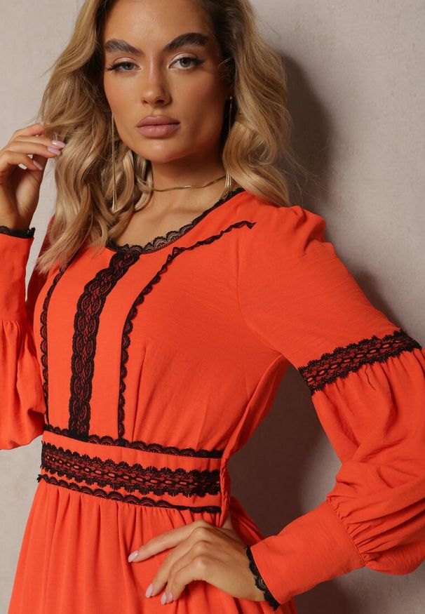 Renee - Pomarańczowa Maxi Sukienka o Rozkloszowanym Kroju z Ozdobną Koronką i Mankietami Kante. Kolor: pomarańczowy. Materiał: koronka. Wzór: koronka. Typ sukienki: rozkloszowane. Długość: maxi