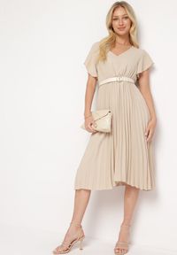 Born2be - Beżowa Sukienka Plisowana o Rozkloszowanym Fasonie i Trójkątnym Dekolcie Rissara. Okazja: na co dzień, na spotkanie biznesowe. Kolor: beżowy. Materiał: skóra, materiał. Długość rękawa: krótki rękaw. Typ sukienki: plisowane. Styl: casual, biznesowy, elegancki #2