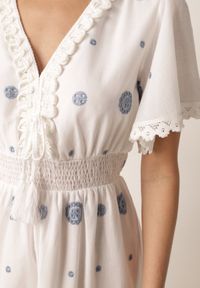 Born2be - Niebieska Bawełniana Sukienka Boho Zdobiona Etno Haftem i Chwostami Metona. Okazja: na spacer, na co dzień. Kolor: niebieski. Materiał: bawełna. Wzór: aplikacja, haft. Typ sukienki: proste. Styl: etno, boho #8
