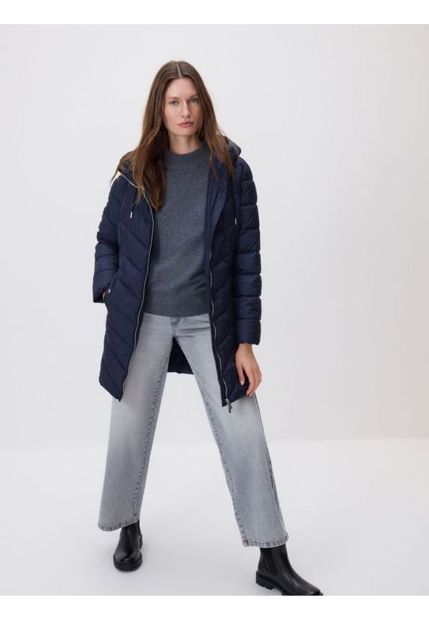 Reserved - Pikowana kurtka - granatowy. Kolor: niebieski. Materiał: tkanina. Długość: długie. Wzór: gładki