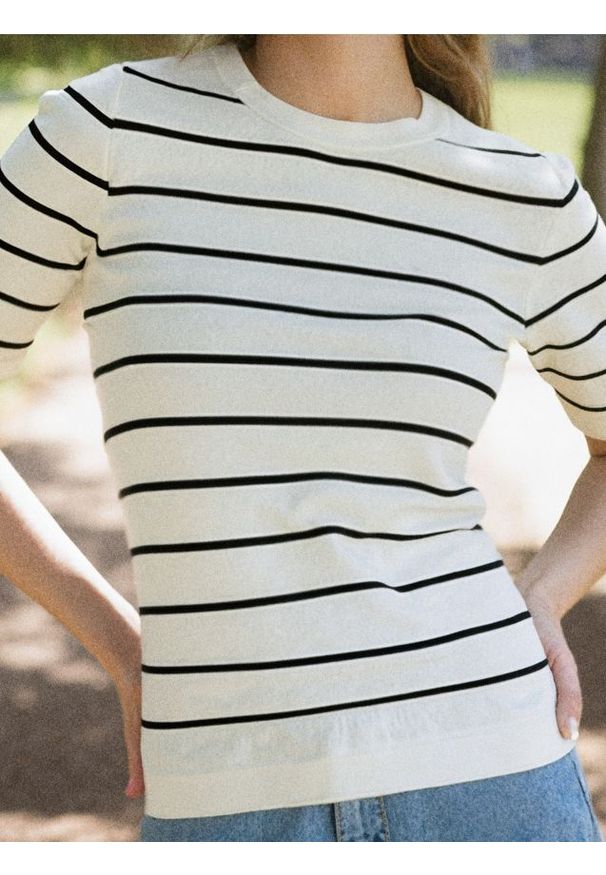 Sinsay - Swetrowa bluzka z krótkim rękawem - wielobarwny. Długość rękawa: krótki rękaw. Długość: krótkie