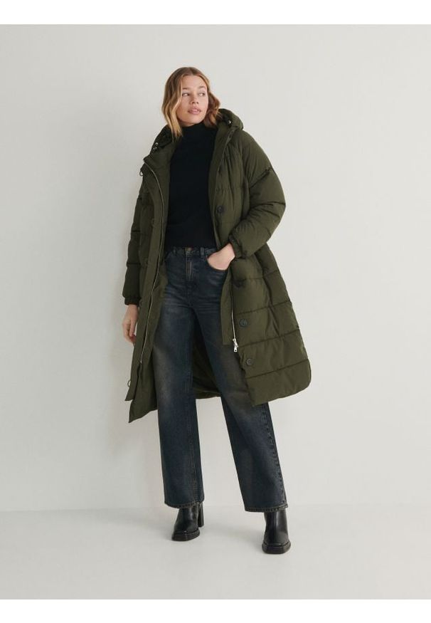 Reserved - Długa kurtka z wiązaniem - zielony. Kolor: zielony. Materiał: tkanina. Długość: długie. Styl: klasyczny