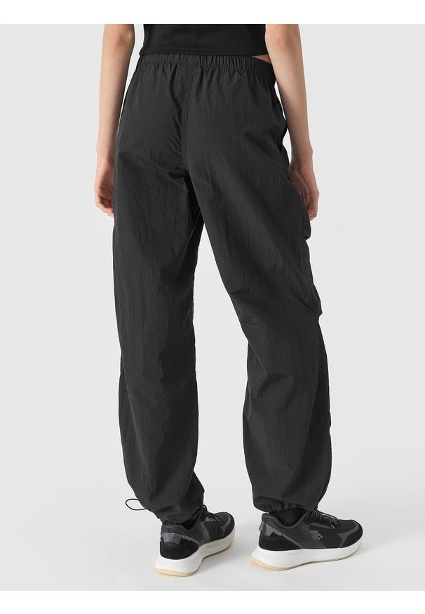 4f - 4F Spodnie parachute joggery dziewczęce - czarne 122 (6-7 lat). Okazja: na co dzień. Kolor: czarny. Materiał: materiał, syntetyk, tkanina. Sezon: lato. Styl: sportowy, casual
