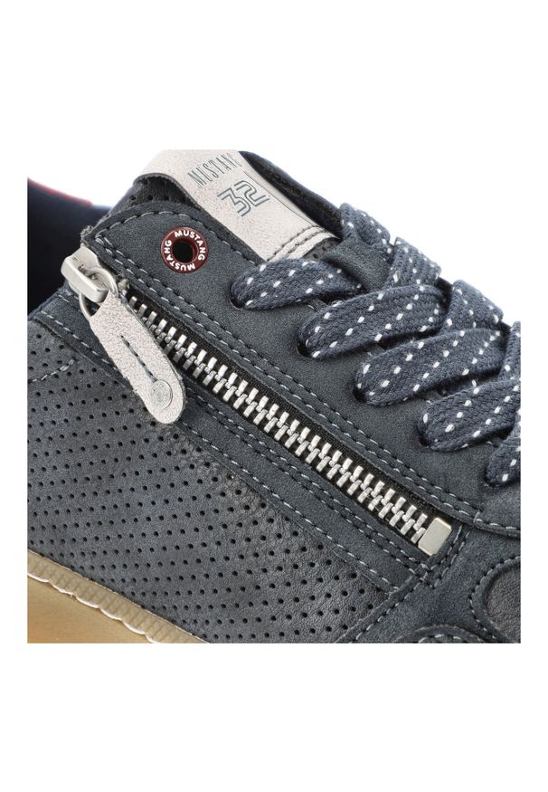 Sneakersy męskie Mustang, niska sportowa forma z wiązaniem i bocznym zamkiem wygodna podeszwa do codziennego użytkowania, granatowe, 4204-301-820. Okazja: na co dzień. Zapięcie: zamek. Kolor: niebieski. Materiał: jeans. Szerokość cholewki: normalna