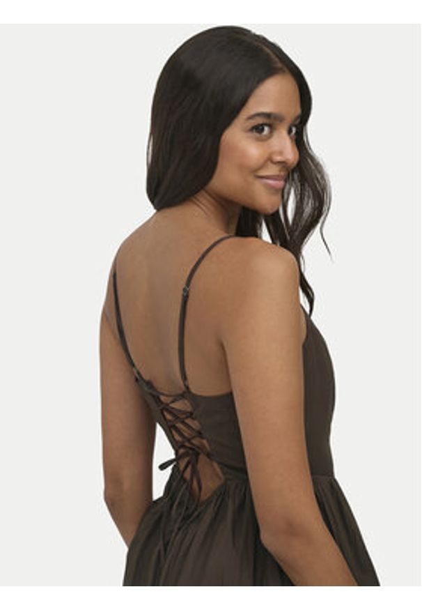 only - ONLY Sukienka letnia Likara 15371869 Brązowy ciemny Regular Fit. Kolor: brązowy. Materiał: bawełna. Sezon: lato