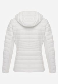 Born2be - Biała Pikowana Kurtka Przejściowa z Kapturem i Elastycznymi Panelami Feziala. Okazja: na co dzień. Typ kołnierza: kaptur. Kolor: biały. Materiał: jeans, nylon. Sezon: wiosna. Styl: casual, sportowy #3