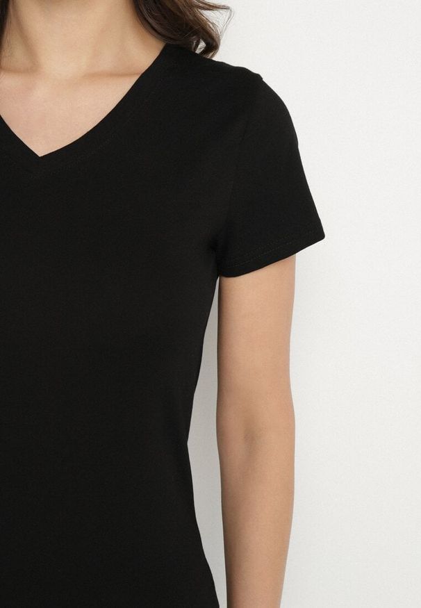 Born2be - Czarny T-shirt z Bawełny z Trójkątnym Dekoltem Semiora. Okazja: na co dzień. Kolor: czarny. Materiał: bawełna. Styl: klasyczny, casual